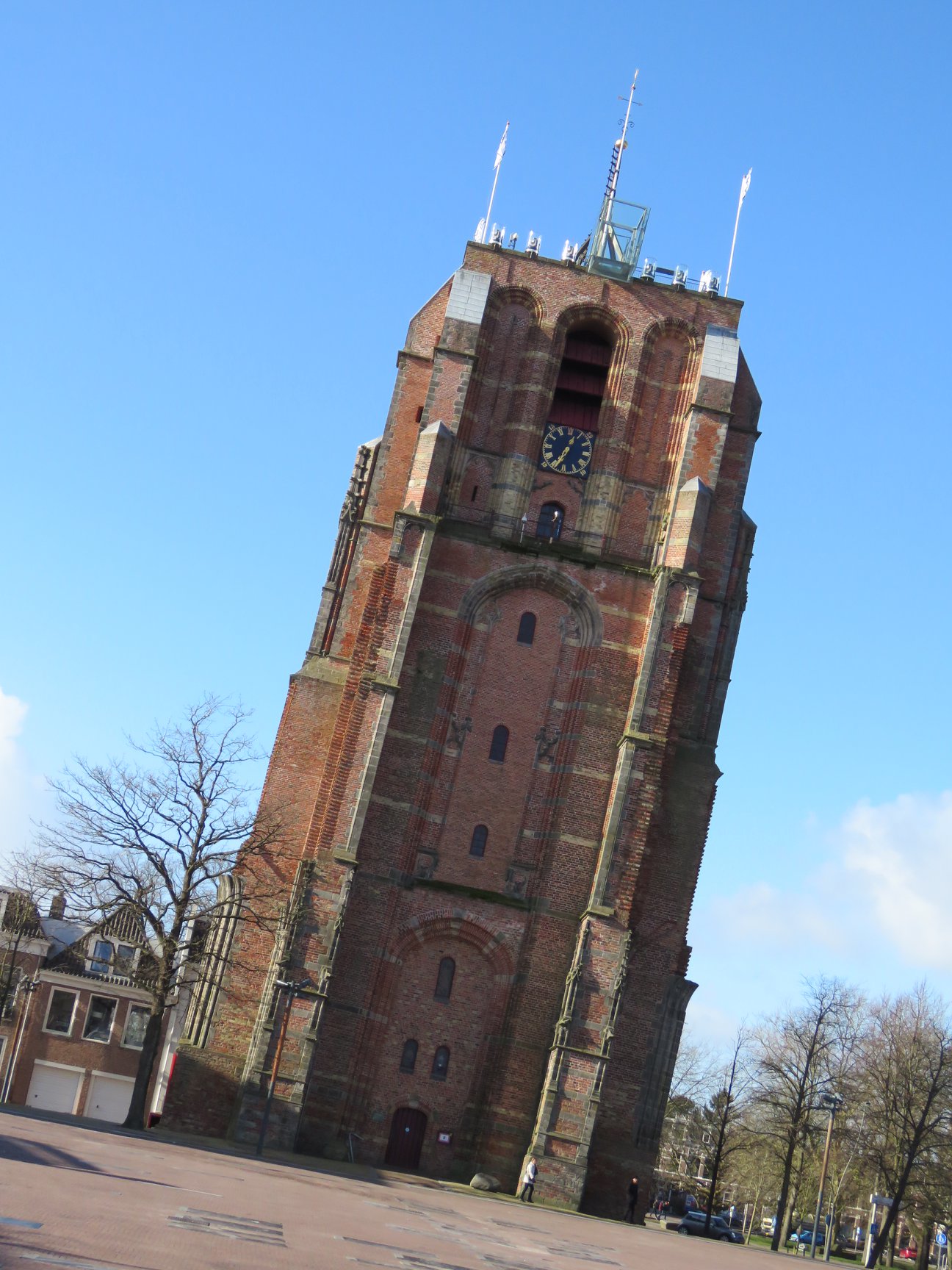 Tijdens een schoolreis naar Friesland mag een rondleiding door Leeuwarden niet ontbreken Leeuwarden.Oldehove kerktoren